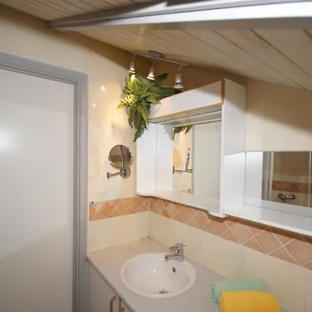 5 Personen Mit Sauna, Kanu Und Herrlichem Seeblick In