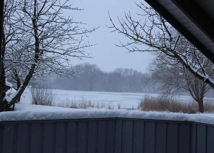 5 Personen Mit Sauna, Kanu Und Herrlichem Seeblick In *
